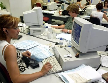 Κατά 400.000 μειώθηκαν οι Έλληνες δημόσιοι υπάλληλοι στη διάρκεια της κρίσης